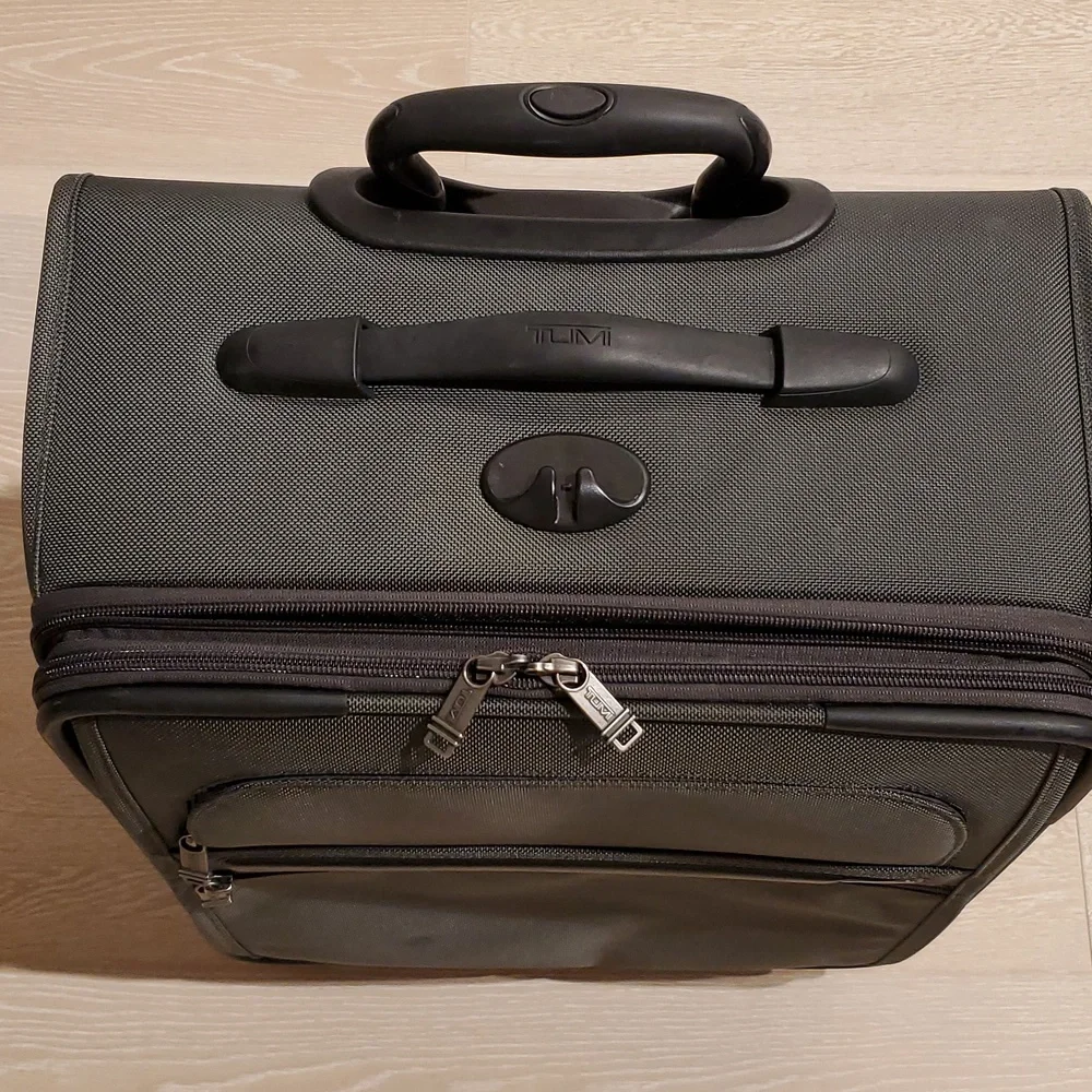 Tumi Expandable International Carry-on Luggage Suitcase in Gray